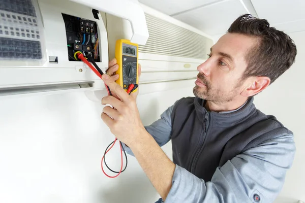 Maintenance Technician Checking Voltage — Zdjęcie stockowe