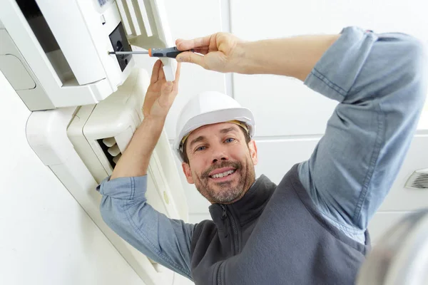 Trying Repair Air Conditioning Unit — Stock Photo, Image