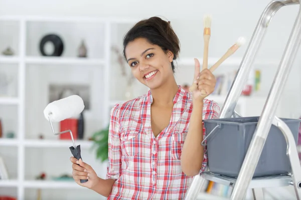 Happy Young Woman Brushes — Stock Photo, Image