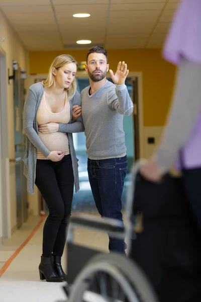 Husband Asking Wheelchair His Pregnant Woman Hospital — Foto de Stock