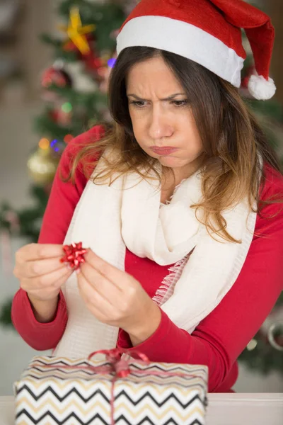 Mujer Frustrada Envolviendo Regalo Navidad — Foto de Stock