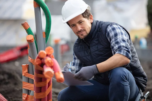 Workman Inspecting Pipe Conduits Site — Stock Photo, Image