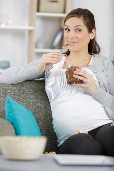 Schwangere Sehnt Sich Nach Schokolade — Stockfoto