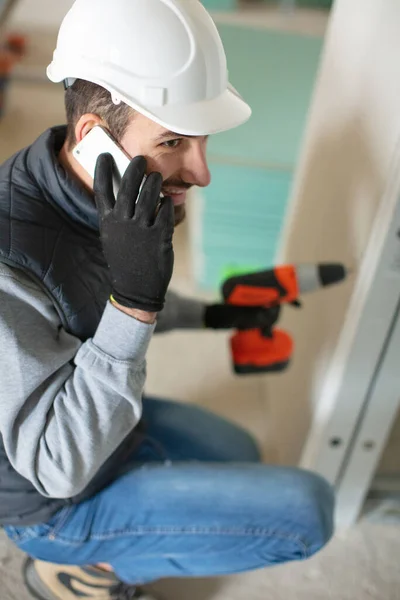 Male Construction Worker Talking Smartphone — Stok fotoğraf