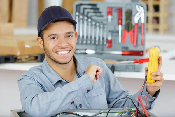 Jovem Eletricista Trabalho Mede Tensão — Fotografia de Stock