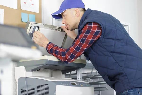 Jonge Mannelijke Technicus Het Repareren Van Een Printer Kantoor — Stockfoto