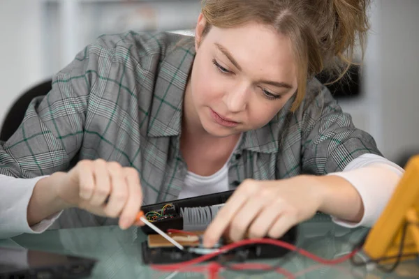Woman Working Wires Power Supply — Stock Photo, Image