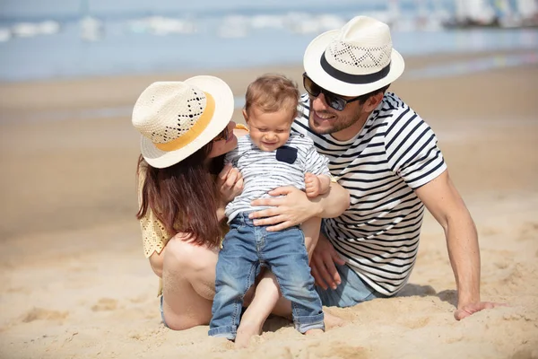 Genitori Divertirsi Spiaggia Con Loro Bambino — Foto Stock