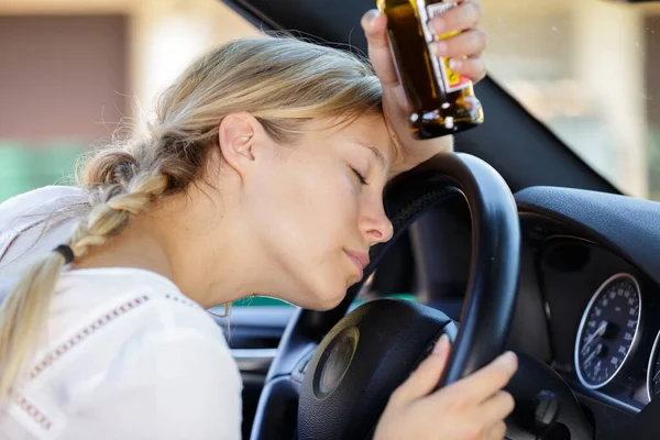 Woman Sleeping Drinking Alcohol While Driving — 图库照片