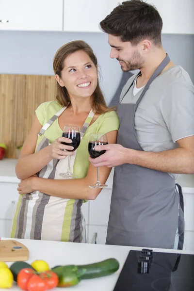Ευτυχισμένο Ζευγάρι Στέκεται Στην Κουζίνα Απολαμβάνοντας Ένα Ποτήρι Κρασί — Φωτογραφία Αρχείου