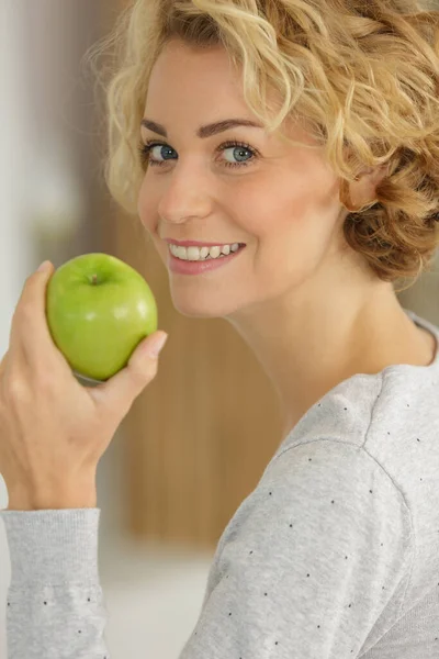 Onnellinen Nainen Puree Vihreä Omena — kuvapankkivalokuva