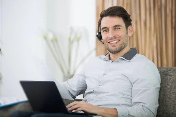 Oturma Odasında Dizüstü Bilgisayar Kullanan Mutlu Adam — Stok fotoğraf