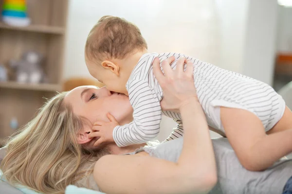 Μαμά Φιλήσει Γιο Της Σχέση Μητέρας Και Παιδιού — Φωτογραφία Αρχείου