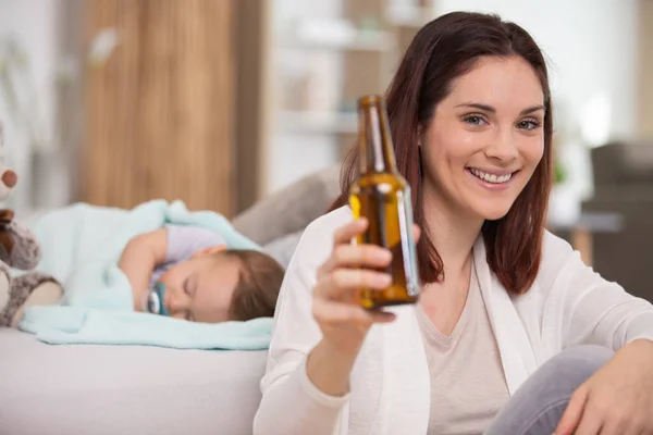 Ευτυχισμένη Γυναίκα Πίνει Μπύρα Ενώ Κοιμάται Μωρό — Φωτογραφία Αρχείου