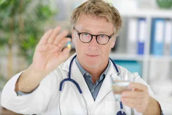 Doctor Glasses Holding Medicine Pill — Stock Photo, Image