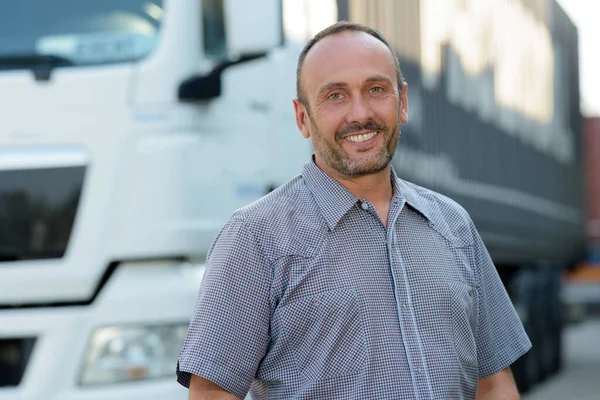 Close Smiling Truck Driver Jogdíjmentes Stock Képek