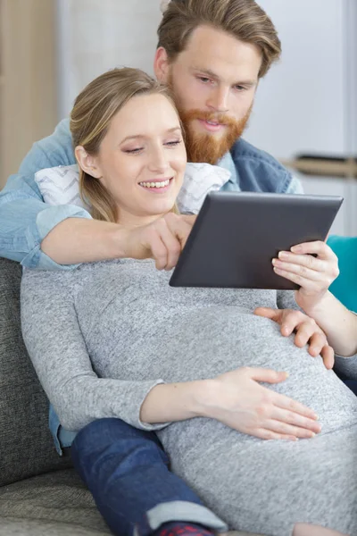 Jonge Man Zwangere Vrouw Met Behulp Van Digitale Tablet — Stockfoto