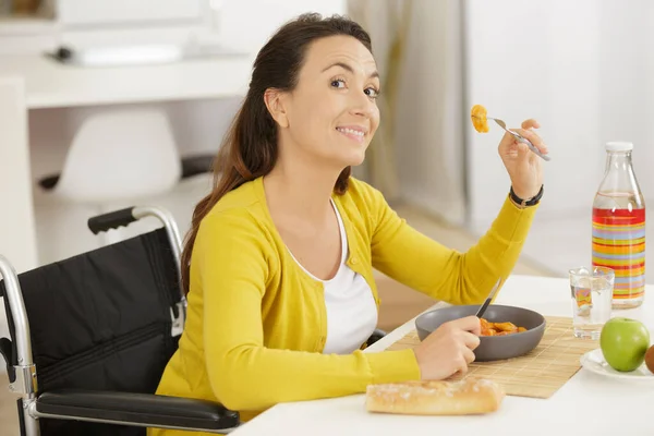 Schöne Behinderte Frau Beim Mittagessen — Stockfoto
