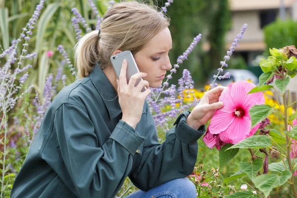 Blond Woman Phone Gardening — Stock Photo, Image