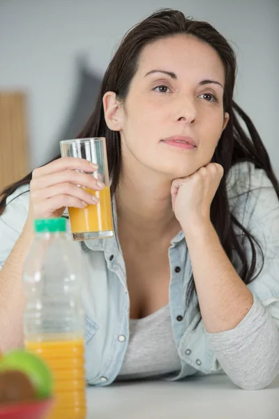 Mooie Vrouw Die Sinaasappelsap Drinkt — Stockfoto