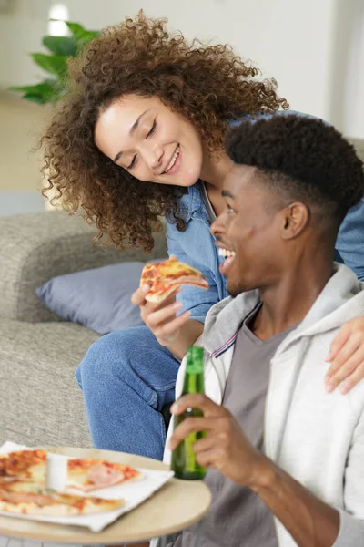 Uśmiechnięta Młoda Para Pizzą Kanapie Domu — Zdjęcie stockowe
