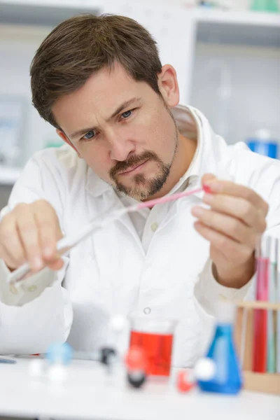 Young Man Scientist Using Auto Pipette Flasks — Stok fotoğraf