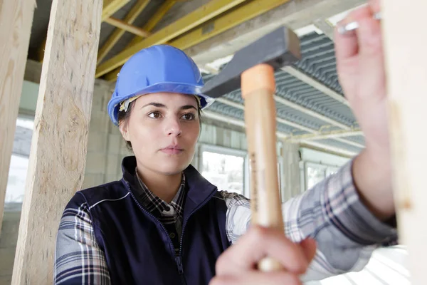 Female Construction Worker Site Laying Slate Tiles — Stock Photo, Image