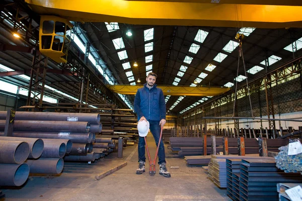Werknemer Met Pijpen Een Fabriek — Stockfoto