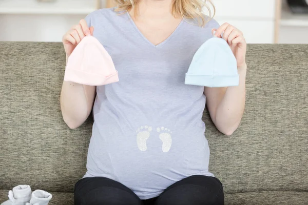 Mujer Embarazada Está Sosteniendo Sombreros Bebé — Foto de Stock