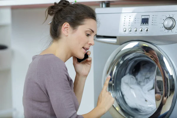 Woman Calls Assistance Leak Issue — Stock Photo, Image