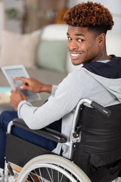 Engelli Adam Evde Dijital Tablet Kullanma — Stok fotoğraf