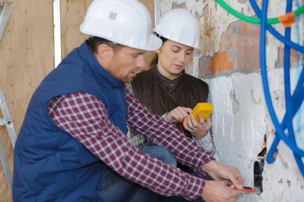 Construction Workers Checking Voltage — Stock Photo, Image