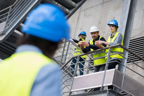 Mühendis Merdivenlerde Dikilip Arkadaşlarıyla Konuşuyor — Stok fotoğraf