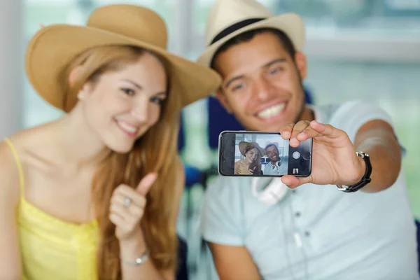 Jovem Casal Falando Selfie Seus Chapéus Férias — Fotografia de Stock