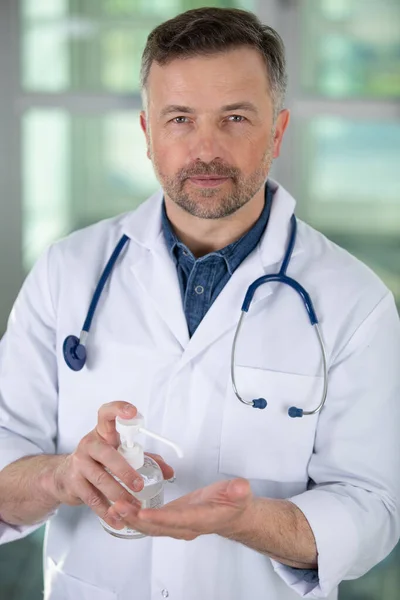Doctor Dispensing Sanitiser His Hand — Stock Photo, Image