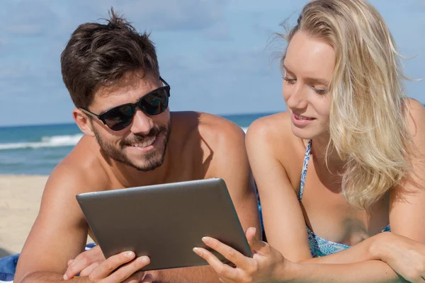 Couple Using Electronic Tablet Lake — Stock Photo, Image