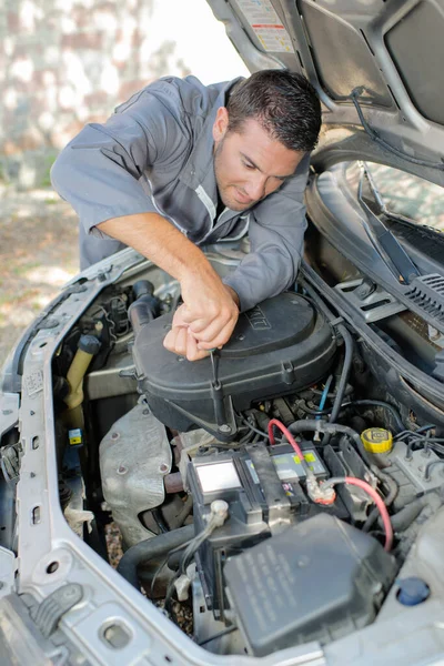 Muž Opravuje Motor Auta — Stock fotografie