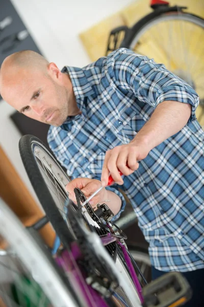 Mechanic Repairing Bicycle Workshop Using Screwdriver — Stockfoto