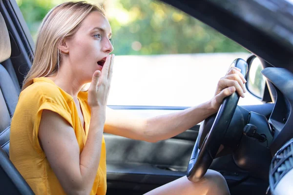 Vermoeide Vrouw Geeuwt Terwijl Rijdt — Stockfoto