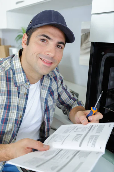 Expert Checking Manual Fixing Kitchen Oven — Foto Stock
