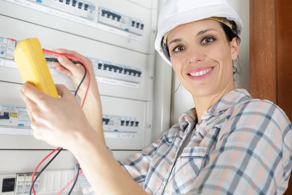 Woman Using Voltage Fuseboard — ストック写真