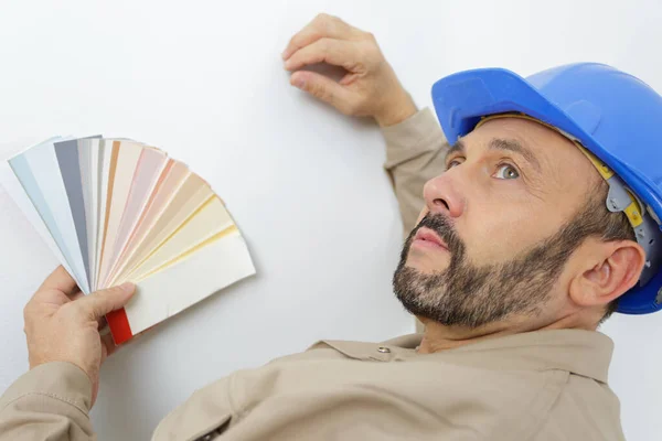 Hombre Sosteniendo Una Muestra Color —  Fotos de Stock