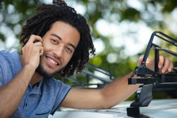 Male Fastening Roof Rails Car While Calling Phone — Stock Photo, Image