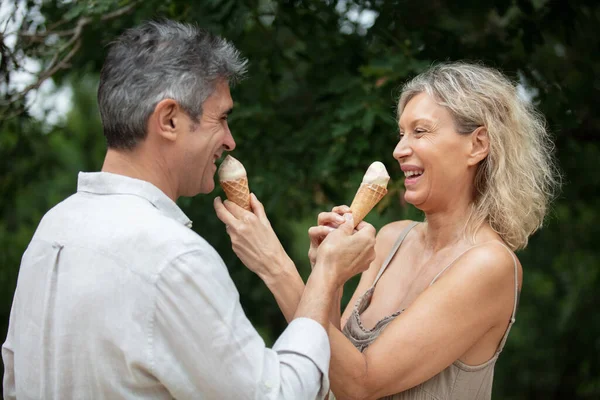 Pasangan Senior Makan Krim — Stok Foto