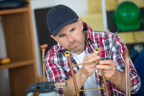 Plumber Inspecting Copper Rod — Stock Photo, Image