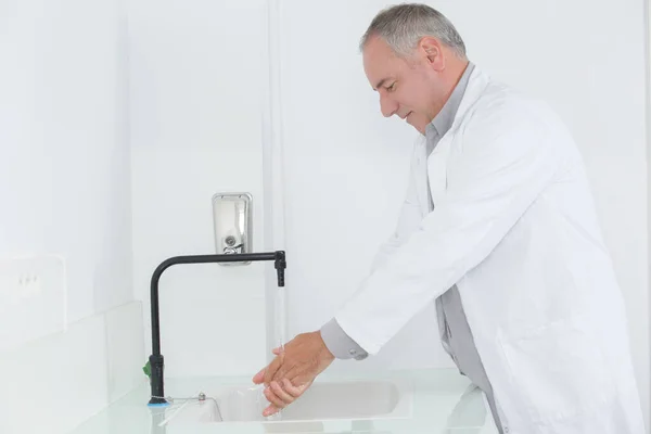 Concept Surgeon Washing Hands — Stock Photo, Image