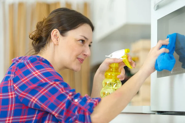 Portrait Woman Happily Wiping Oven — Stock Photo, Image