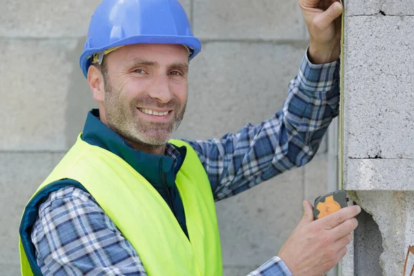 Construction Worker Laying Bricks Using Measuring Tape — Foto Stock