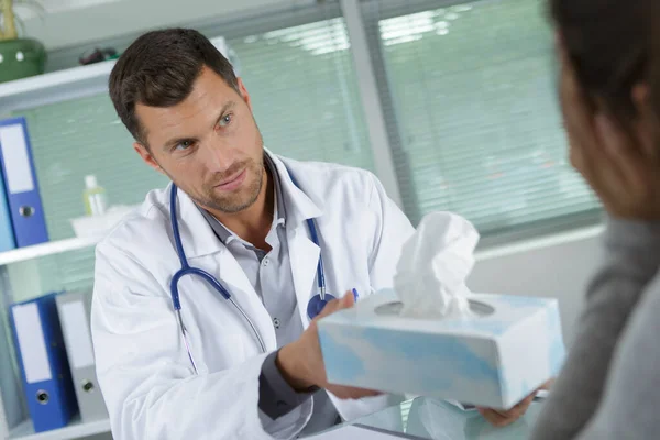 Doctor Passing Box Tissues Patient — Stock Photo, Image