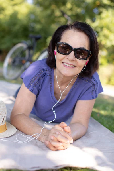 Senior Woman Fitness Outfit Relaxing Park — Stock Photo, Image